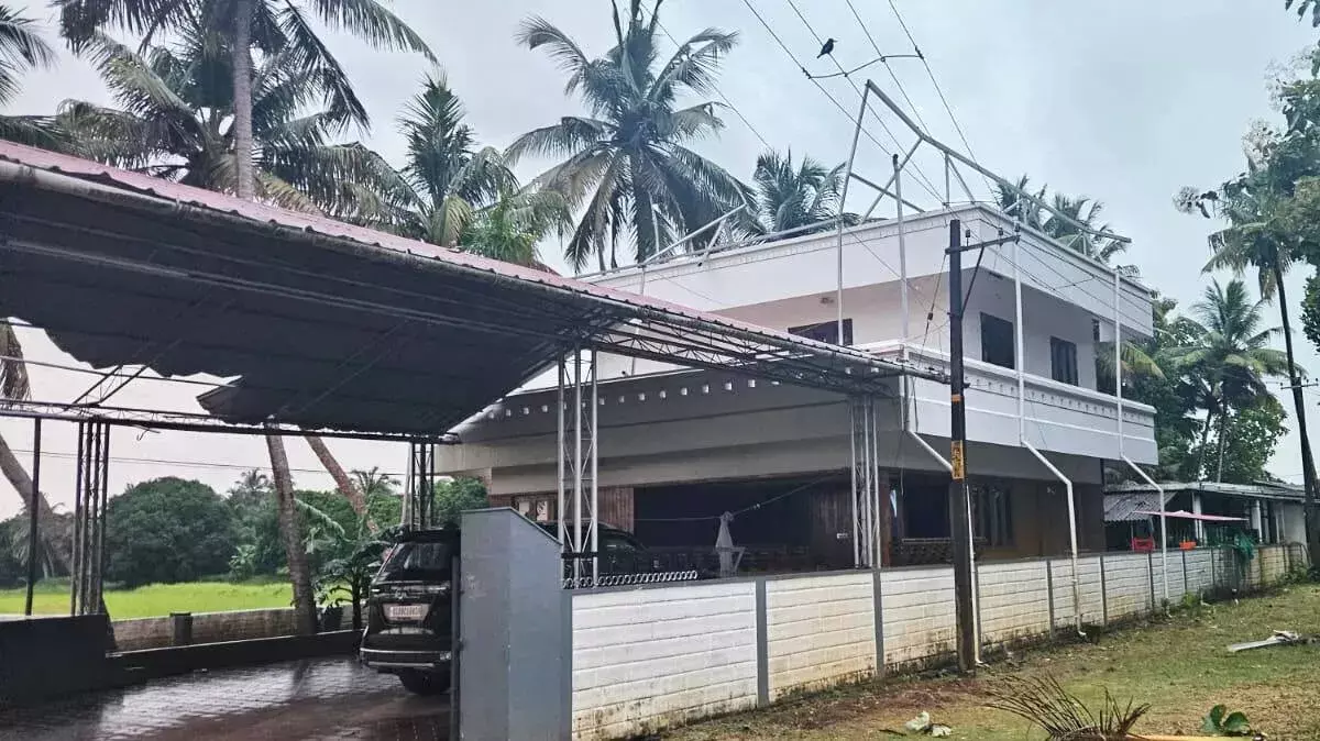 Thrissur में बिजली गिरने से घर का ट्रस उड़ गया, लाखों के नुकसान का अनुमान